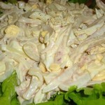 Нежный салат с кальмаром и яйцом