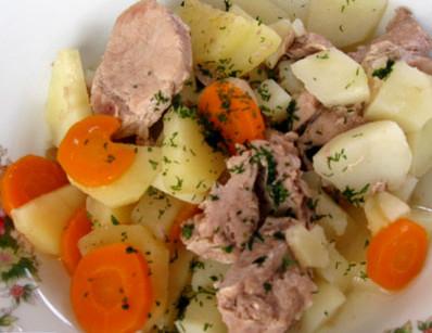 Тушеное мясо с картофелем и овощами