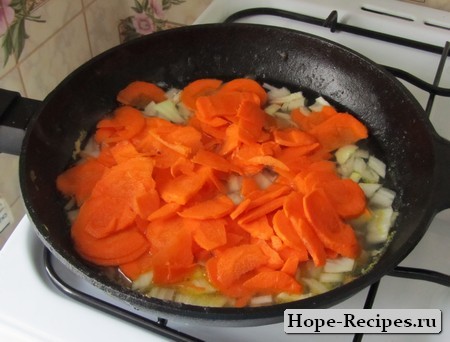 Пассеруем морковь с луком
