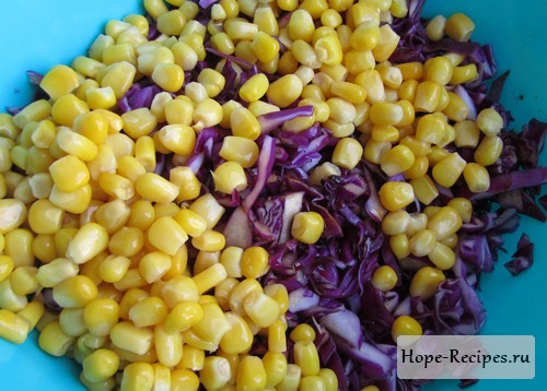 Салат из краснокочанной капусты с кукурузой