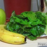 Зелёный коктейль со свежим салатом и фруктами