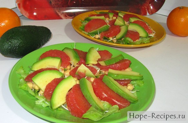 Яркий и вкусный салат с авокадо