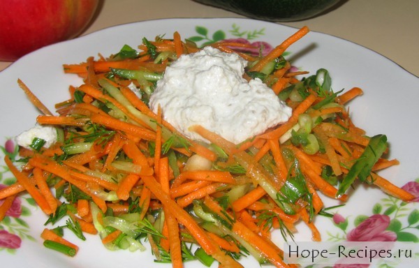 Салат из моркови и огурца