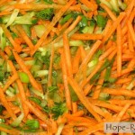 Яркий салат из моркови и огурца