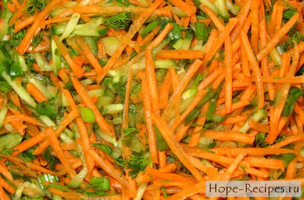Яркий салат из моркови и огурца