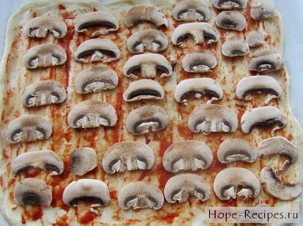 Пицца со свежими грибами