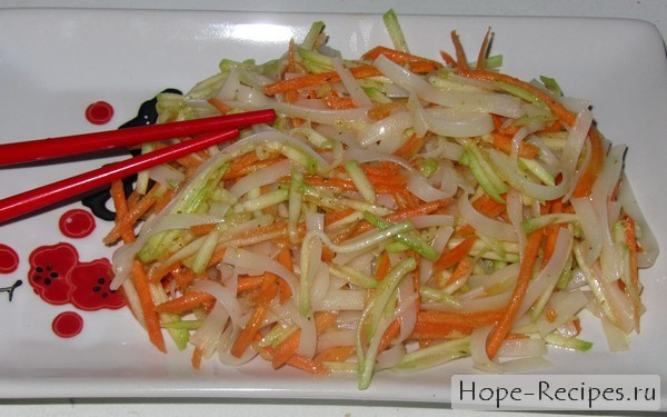 Салат из рисовой лапши с овощами