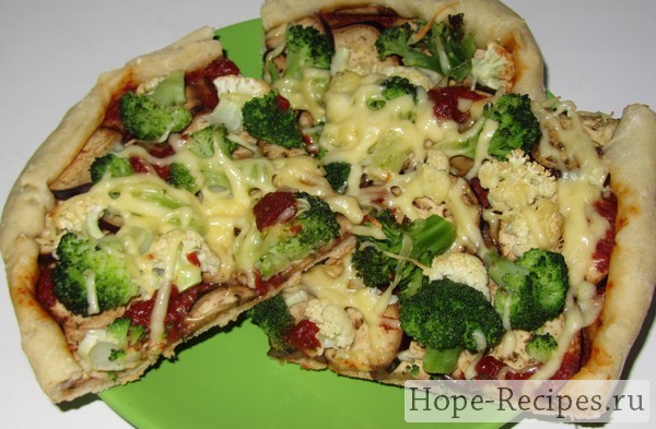 Пицца с баклажанами, брокколи и цветной капустой