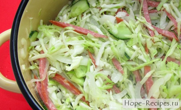 Как приготовить салат из капусты с колбасой