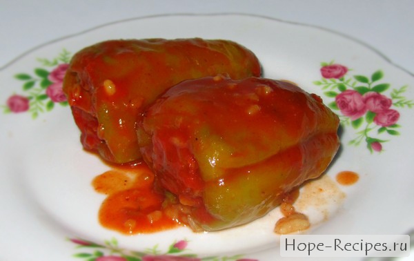 Постные фаршированные перцы с грибами и рисом в томатном соусе