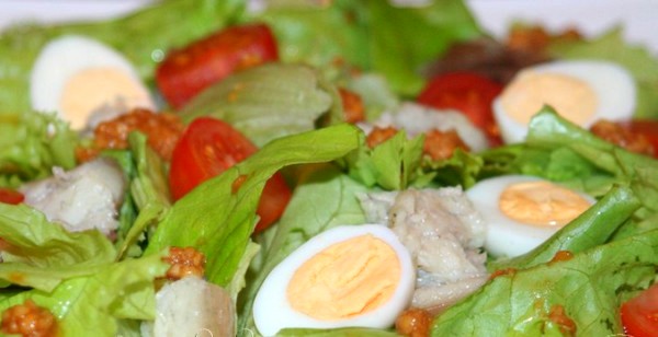 Салат из рыбы с яйцами и помидорами