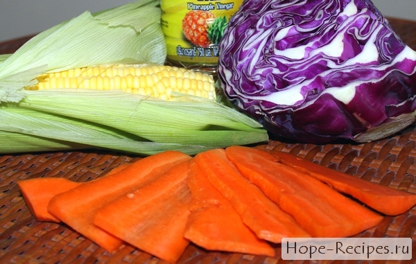 Салат из сырой кукурузы с капустой и морковью