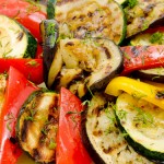 Аппетитные овощи-гриль, приготовленные на решетке мангала на углях