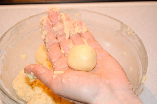 Из теста формирутся небольшие шарики - заготовки для пирожного Персик