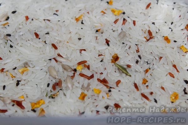 Сухая смесь из риса белого и коричневого с добавлением кусочков сушеной тыквы, семян кунжута, подсолнечника и тыквы