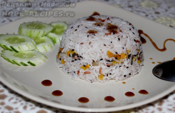 Вкусное постное блюдо из риса с семенами, соусом и огурцом