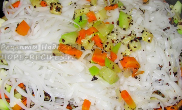 Рисовая лапша, жареная по-тайски с овощами