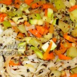 Вкусное блюдо из рисовой лапши с овощами и фукусами