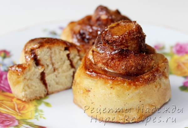 Рецепт бездрожжевых булочек с корицей и медовой глазурью