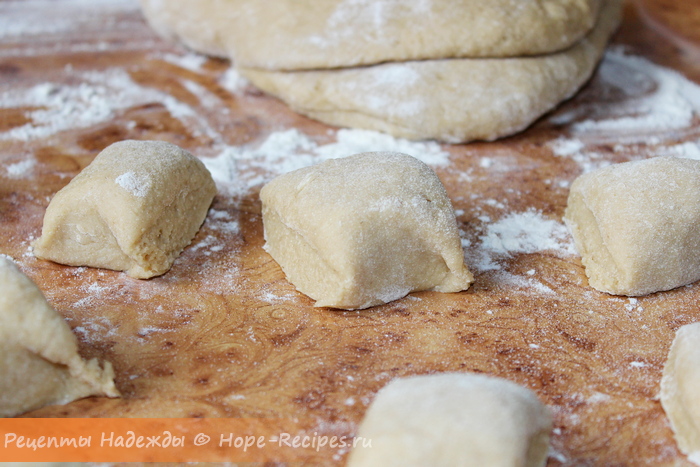 Раскатываем колбаску из теста, режем её на кусочки и из каждого кусочка фирмируем руками печенье