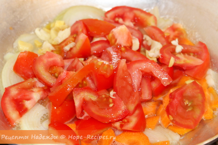 Готовим томатный соус к макаронам