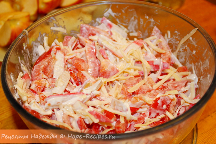 Вкусный салат с крабовыми палочками, помидорами и сыром