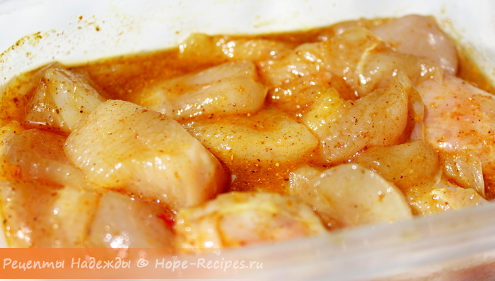 Маринуем кусочки куриной грудки в смеси рыбного соуса с лимонным соком, карри и чесноком
