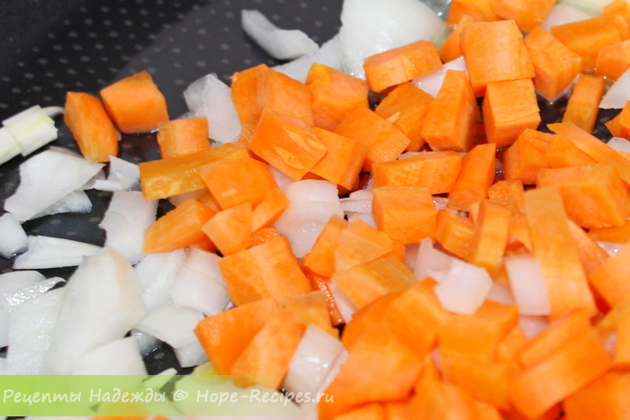 Обжариваем немного лука и моркови, чтобы в супе-пюре было, что пожевать