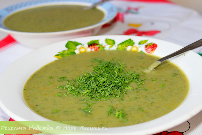 Летний легкий суп-пюре из зеленого горошка со шпинатом