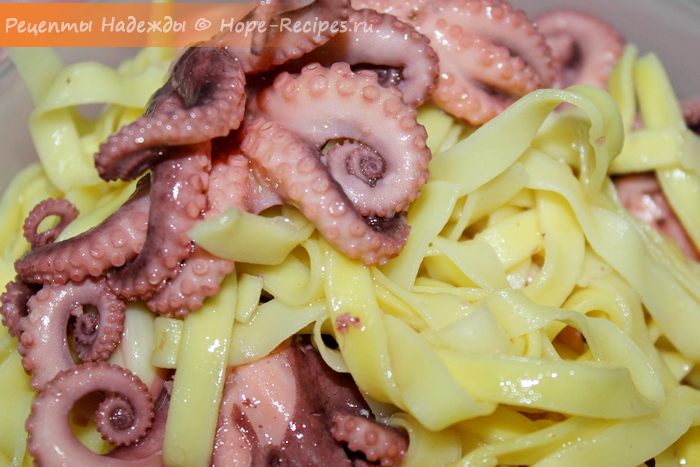 Вкусное блюдо из морепродуктов - маринованные осьминожки с лапшой