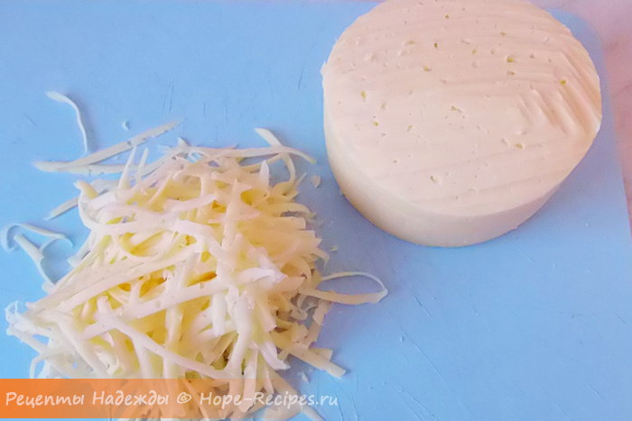 Сыр натираем на крупной терке